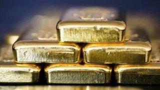 ABD Merkez Bankası'nın (Fed) daha ılımlı bir tutum sergilemesi, altın fiyatlarını yükseltti ve değerli metal iki haftanın en yüksek seviyesine çıktı.
